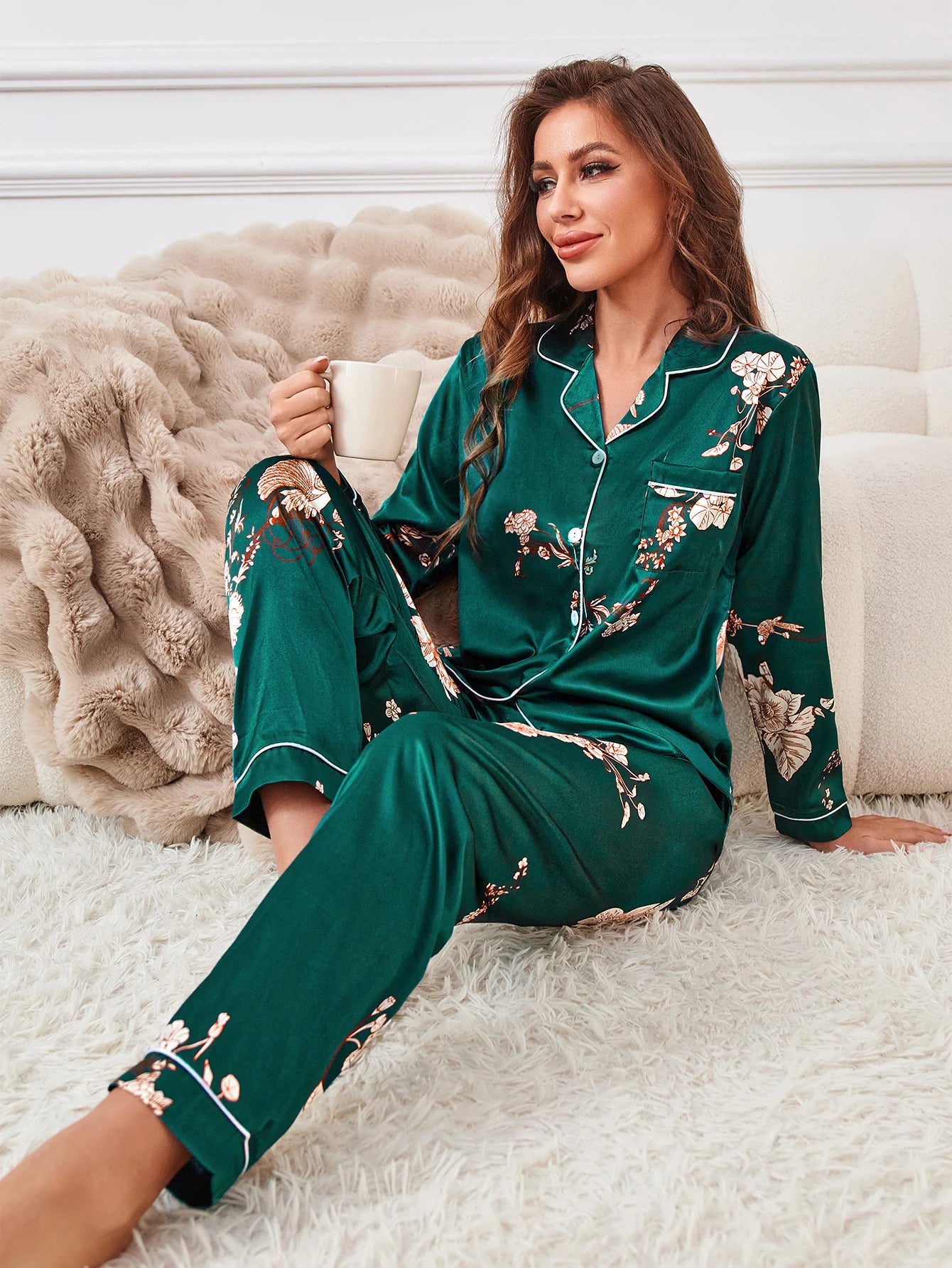 Pijama satinado floral para mujer – conjunto con camisa de botones y pantalón elegante