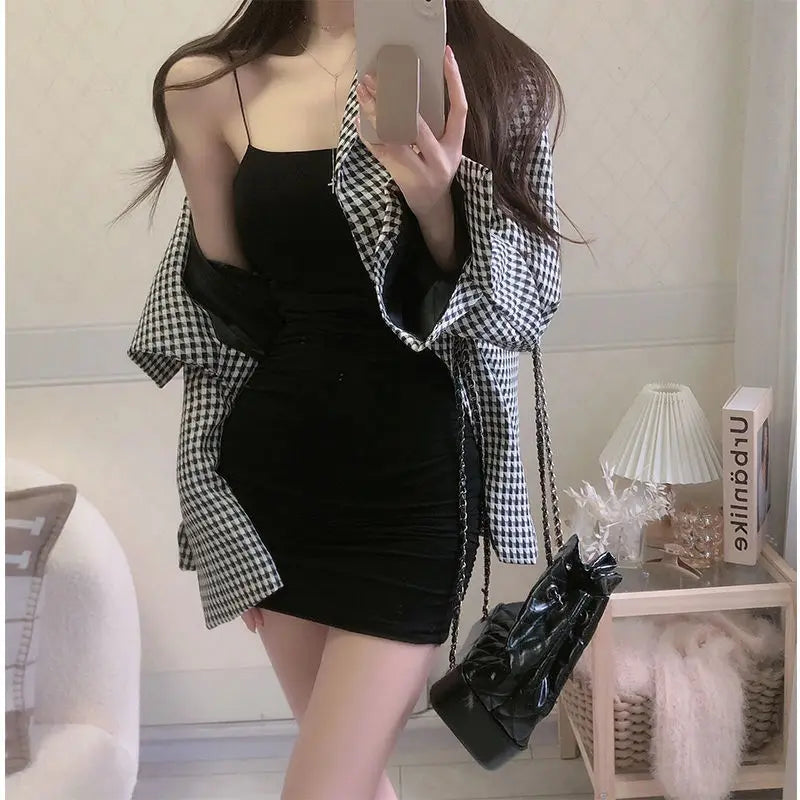 Vestido mini elegante para mujer – tirantes, sin mangas y corte favorecedor efecto slim