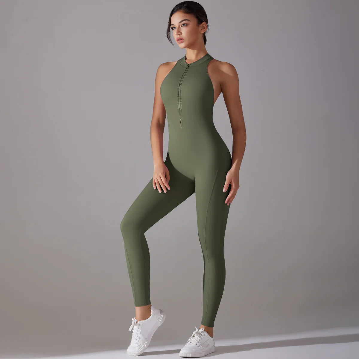 Mono deportivo ajustado para mujer – sin espalda, efecto push-up y diseño fitness sin mangas con cremallera