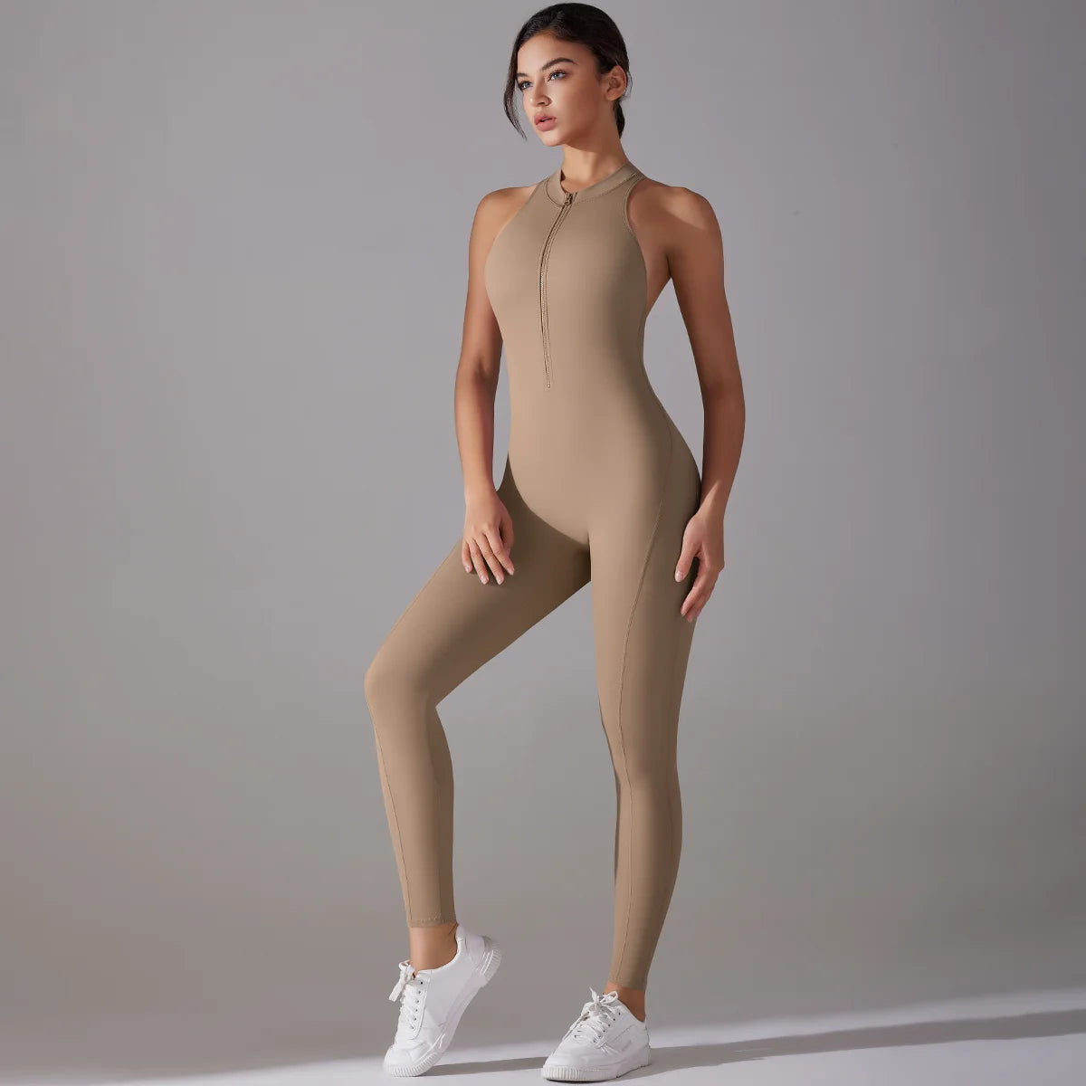 Mono deportivo ajustado para mujer – sin espalda, efecto push-up y diseño fitness sin mangas con cremallera