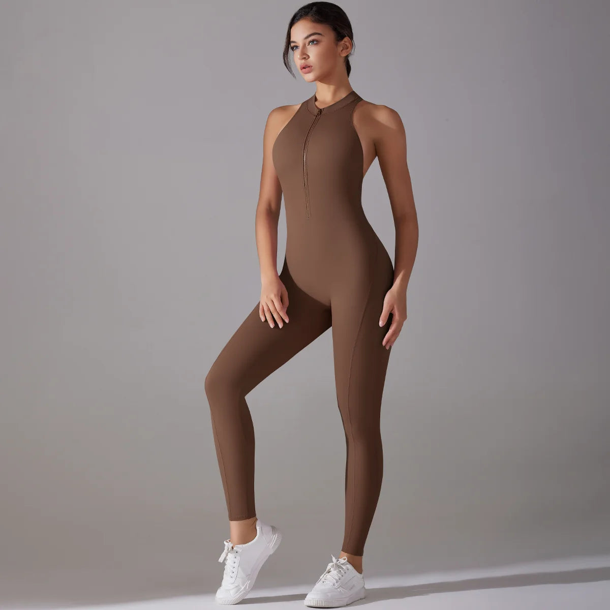 Mono deportivo ajustado para mujer – sin espalda, efecto push-up y diseño fitness sin mangas con cremallera